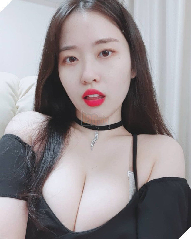 Streamer Hàn Quốc Soram đã thu hút cộng đồng mạng bằng cách khoe nốt ruồi trên ngực của cô 6