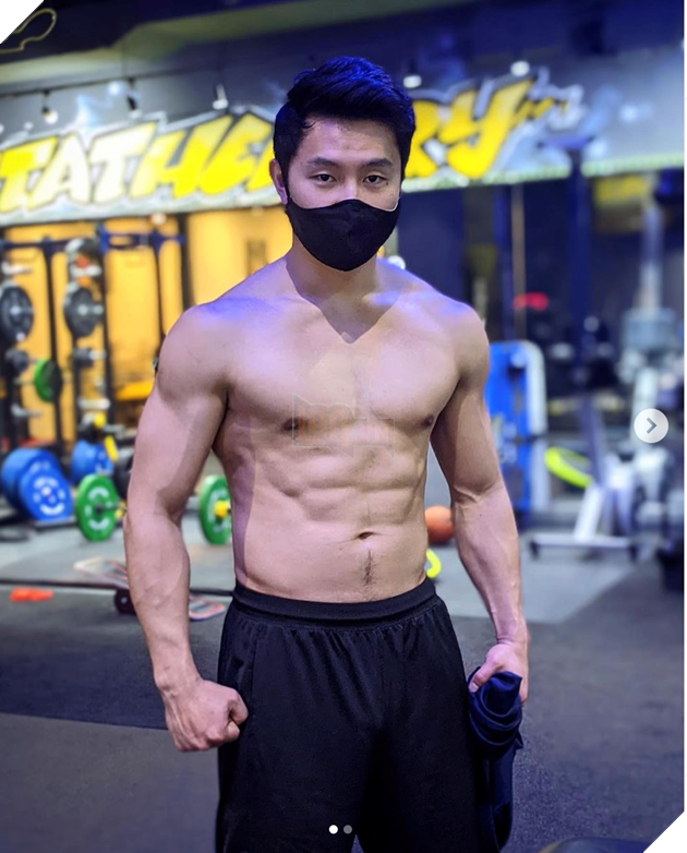 Ngôi sao Shang-Chi - Simu Liu khoe vóc dáng cực nóng bỏng