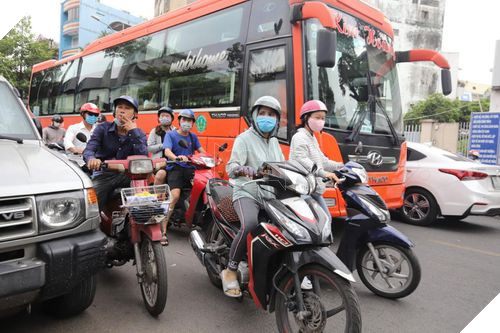 Phẫn nộ khi Nghệ sĩ Việt bị nhiều streamer, youtuber đeo bám khi tới nơi viếng Chí Tài