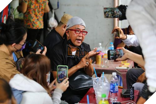 Phẫn nộ khi Nghệ sĩ Việt bị nhiều streamer, youtuber đeo bám khi tới nơi viếng Chí Tài 3