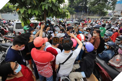 Phẫn nộ khi Nghệ sĩ Việt bị nhiều streamer, youtuber đeo bám khi tới nơi viếng Chí Tài 2