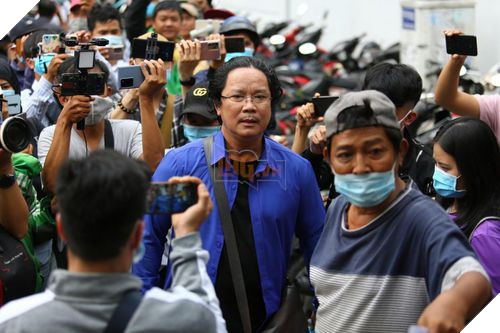 Phẫn nộ khi Nghệ sĩ Việt bị nhiều streamer, youtuber đeo bám khi tới nơi viếng Chí Tài 4