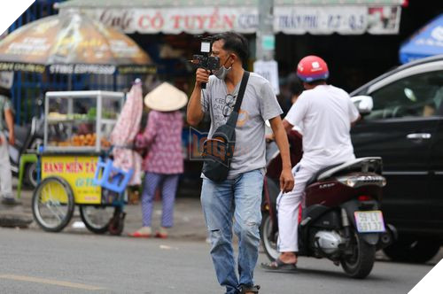 Phẫn nộ khi Nghệ sĩ Việt bị nhiều streamer, youtuber đeo bám khi tới nơi viếng Chí Tài 5