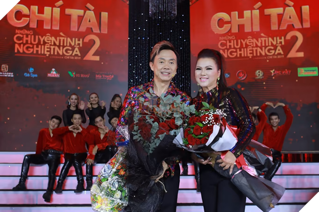 Mỗi năm, Phương Loan đều bay về Việt Nam thăm chồng, hỗ trợ ông hoạt động nghệ thuật. Bà cũng là một khán giả khó tính, thường xuyên nhận xét các tiết mục của chồng.