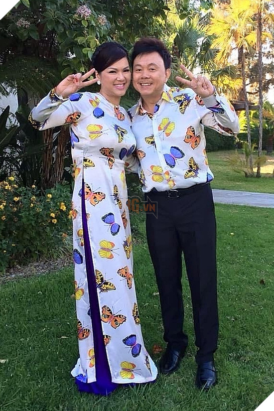 Ở tuổi 60, đôi vợ chồng thoải mái thể hiện tình cảm như mặc áo đôi, chụp ảnh nhí nhảnh...