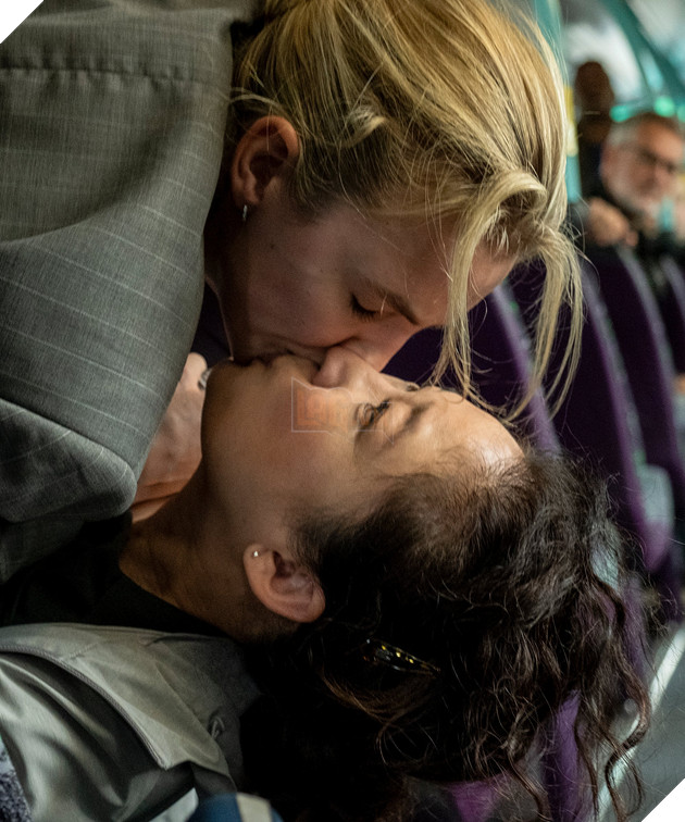 Những cảnh nóng táo bạo nhất màn ảnh năm 2020 P1  9