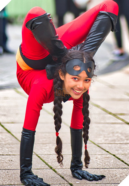 Bé gái 12 tuổi với khả năng gập đôi người uốn dẻo như siêu nhân ngoài đời thực