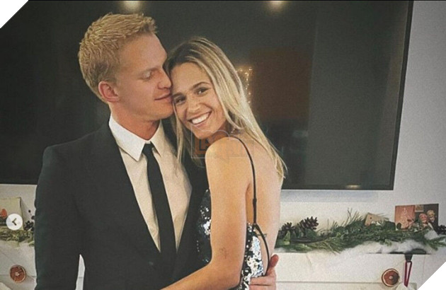 Hậu chia tay cô nàng nổi loạn Miley Cyrus, Cody Simpson tình tứ bên tình mới nóng bỏng