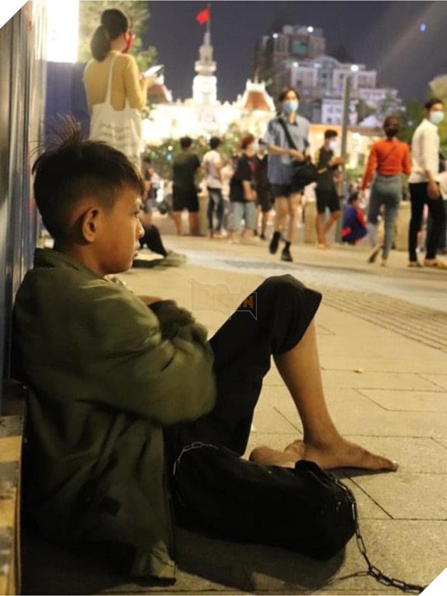 Cậu bé ôm cún cưng co ro giữa đêm giao thừa trên phố Nguyễn Huệ:”em ước có một mái nhà che nắng mưa 4
