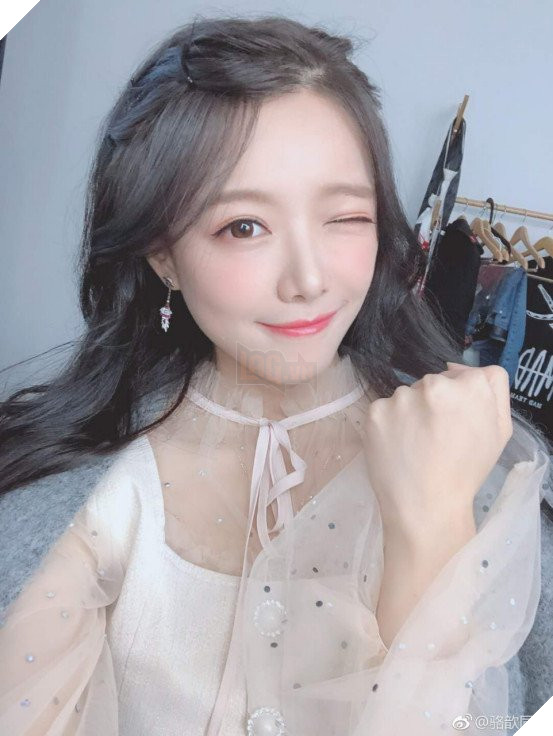  Đu đưa quá trớn trên livestream, nữ Streamer vô tình để lộ ngực và bị cấm kênh ngay sau đó