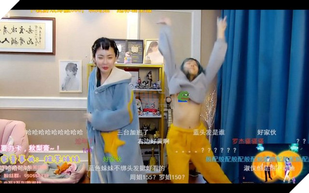  Đu đưa quá trớn trên livestream, nữ Streamer vô tình để lộ ngực và bị cấm kênh ngay sau đó 4