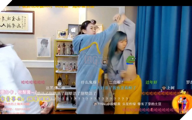  Đu đưa quá trớn trên livestream, nữ Streamer vô tình để lộ ngực và bị cấm kênh ngay sau đó 5