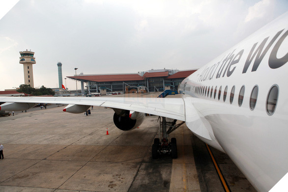 Máy bay phải chuyển hướng, bay chờ... vì mèo chạy qua đường băng Nội Bài? - Ảnh 1.