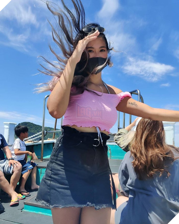 Nữ streamer rơi nước mắt, sợ hải vì bị người đàn ông lạ mặt chạm vào vòng 1 khi đang livestream 5