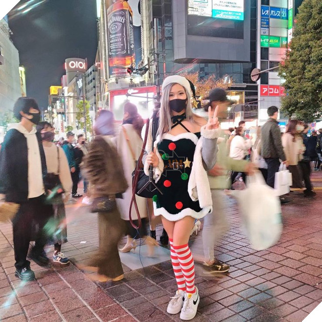 Nữ streamer rơi nước mắt, sợ hải vì bị người đàn ông lạ mặt chạm vào vòng 1 khi đang livestream 3