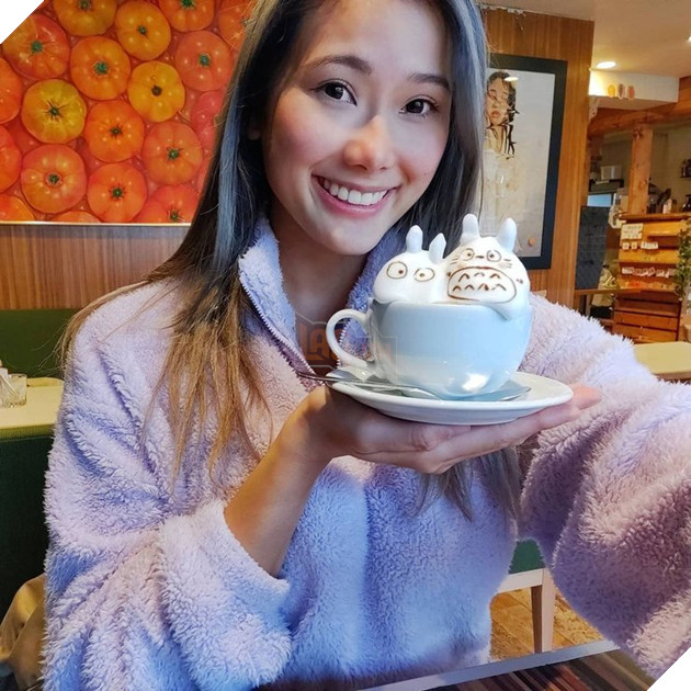 Nữ streamer rơi nước mắt, sợ hải vì bị người đàn ông lạ mặt chạm vào vòng 1 khi đang livestream 2