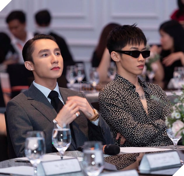 Trần Đức Bo gây chú ý cộng đồng mạng với hình ảnh ngồi cạnh Sơn Tùng M-TP 3