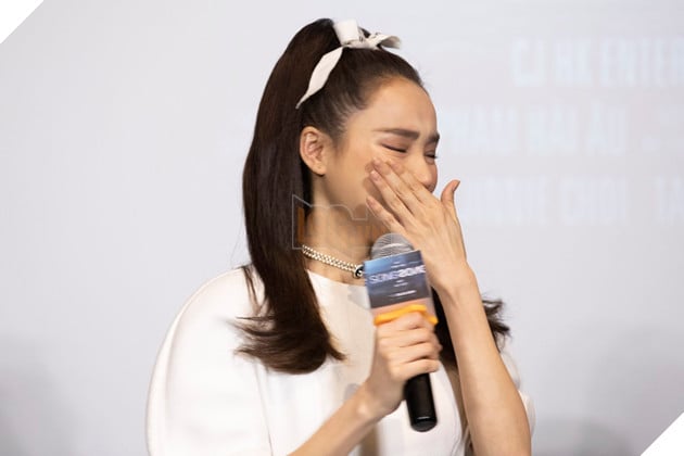 Bất ngờ bật khóc tại showcase Song Song vì đến trễ hơn 1 tiếng, Nhã Phương khiến truyền thông ngỡ ngàng 4