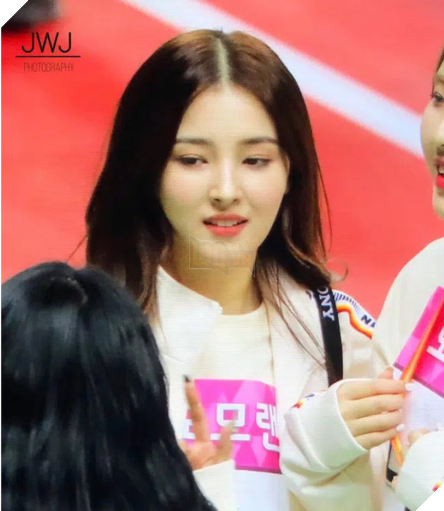 Ngắm nhìn gương mặt không góc chết của Nancy tại một sự kiện thể thao Hàn Quốc 3