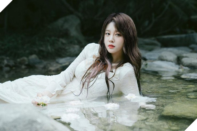 Bật khóc trên stream, YouTuber xinh như thiên thần tiết lộ mong muốn có một mối tình thật sự  6