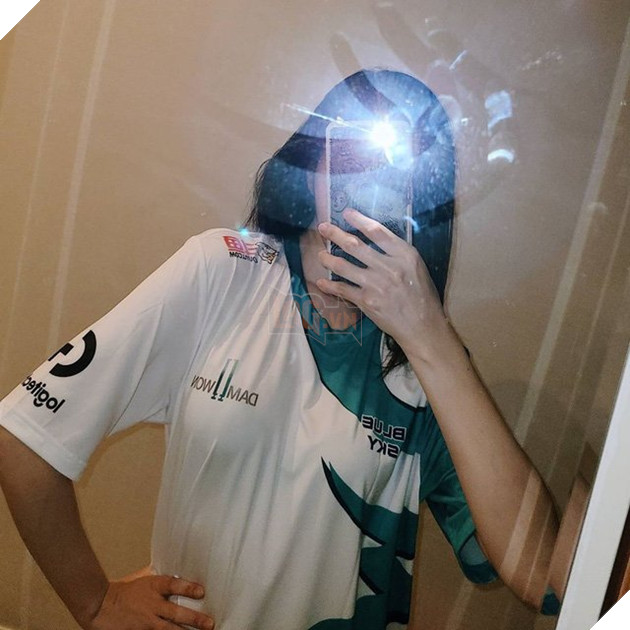 Nhà vô địch thế giới Liên minh huyền thoại đã ngượng ngạo khi gặp nữ idol K-pop sexy  4