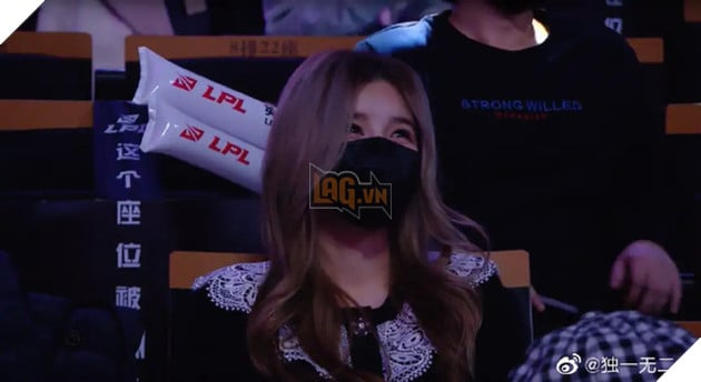 LMHT: Doinb bất ngờ gửi lời xin lỗi đến người vợ của mình ngay trên sân khấu vì đã không cùng cô đón sinh nhật 2