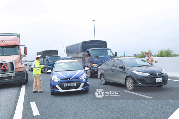 Đúng phút 89 nhà trai đành bất lực quay về, không thể vào Quảng Ninh đón dâu do dịch Covid-19 - Ảnh 1.