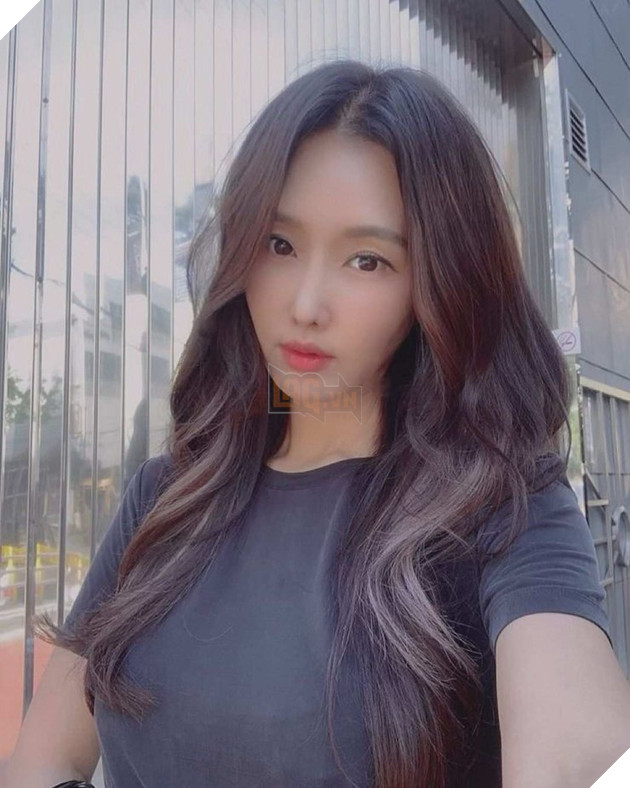 YouTuber nóng bỏng khiến cư dân mạng sốc khi tiết lộ tuổi thật của cô