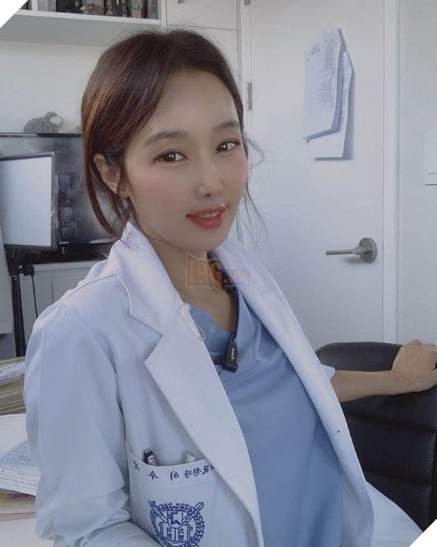 YouTuber nóng bỏng khiến cư dân mạng sốc khi tiết lộ tuổi thật của cô 2