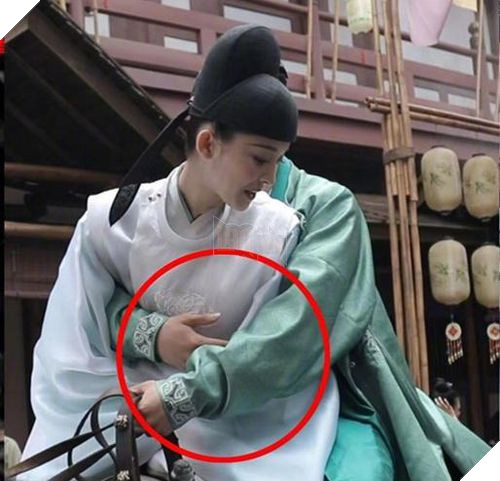 Cảnh phim Trung Quốc gây phản cảm vì bạn diễn trực tiếp động chạm ngực của nữ diễn viên trên sóng truyền hình 2