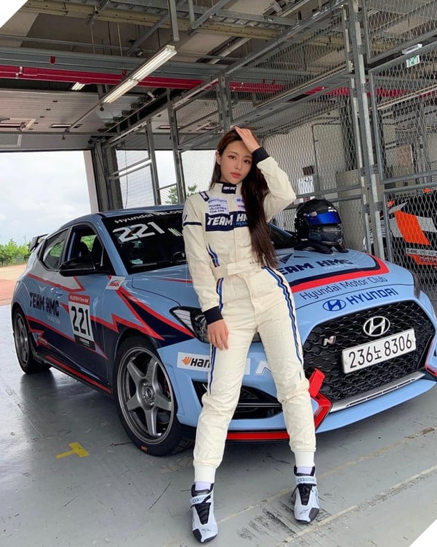 Loạt ảnh sexy tay đua nữ kiêm người mẫu ảnh khiến người xem há hốc 