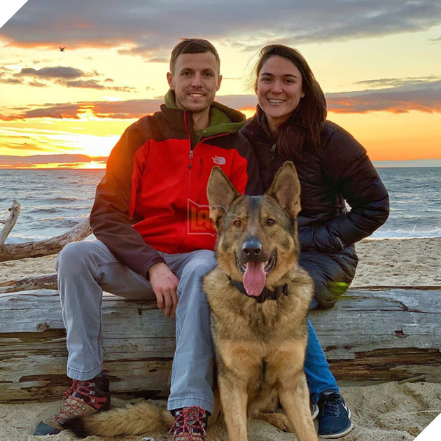 Chú chó đặc vụ nổi tiếng khắp MXH nhờ gương mặt ra đường là cá mập, ở nhà là cá con hệt như sở hữu 2 nhân cách trái ngược nhau - Hình 2