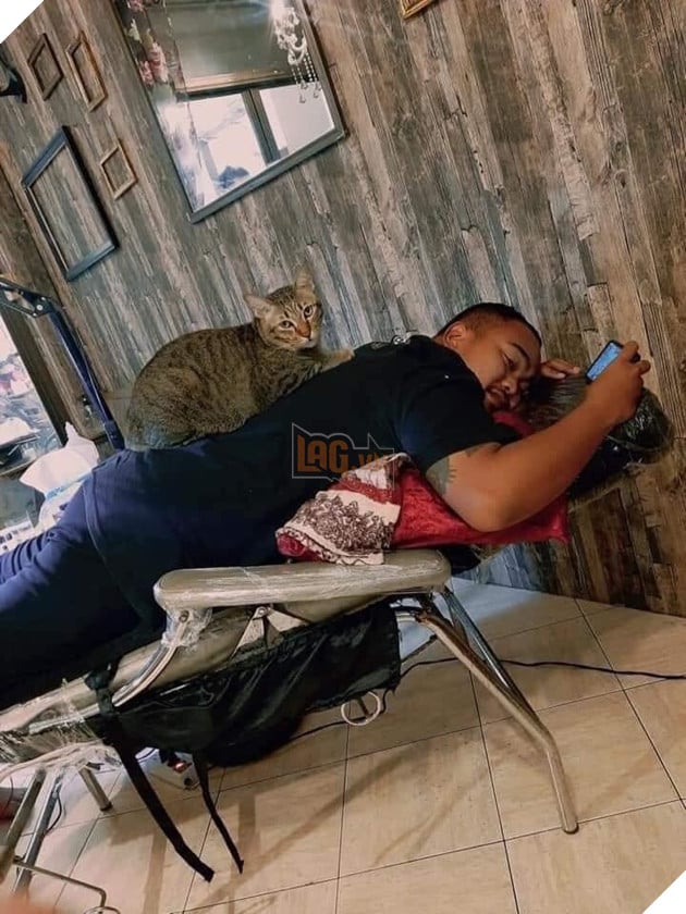 Karaoke tay vịn xưa rồi, bây giờ phải chơi cả tha thu tay vịn mới ngầu 2