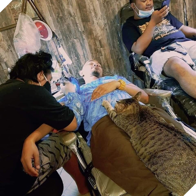 Karaoke tay vịn xưa rồi, bây giờ phải chơi cả tha thu tay vịn mới ngầu 7