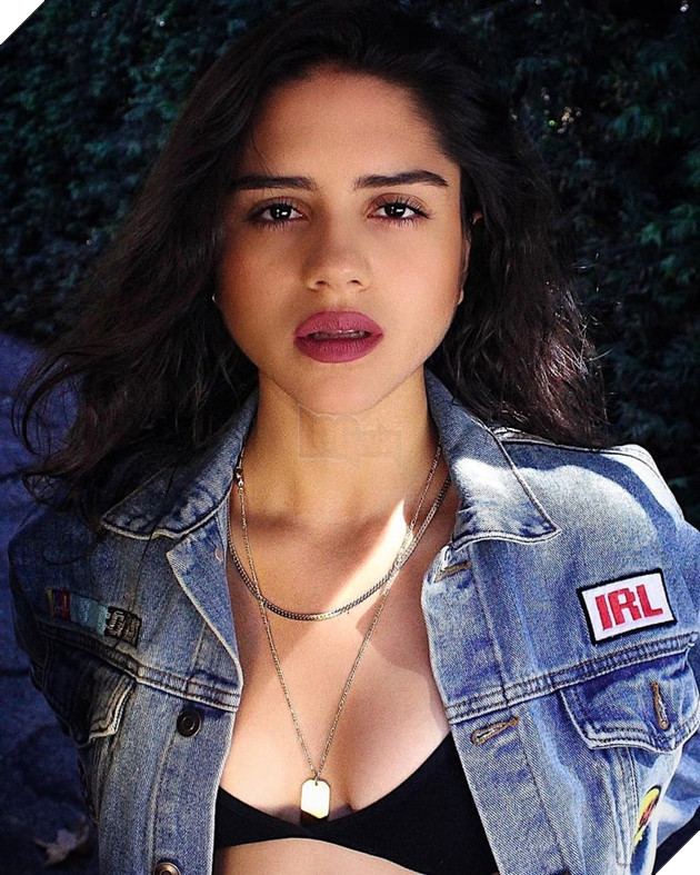 DC chính thức hé lộ dung mạo xinh đẹp của nữ diễn viên sẽ hoá thân Supergirl 2