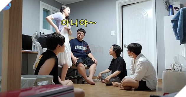 YouTuber khiến bạn bè sốc khi cởi váy, phản ứng của họ được ghi lại qua camera ẩn