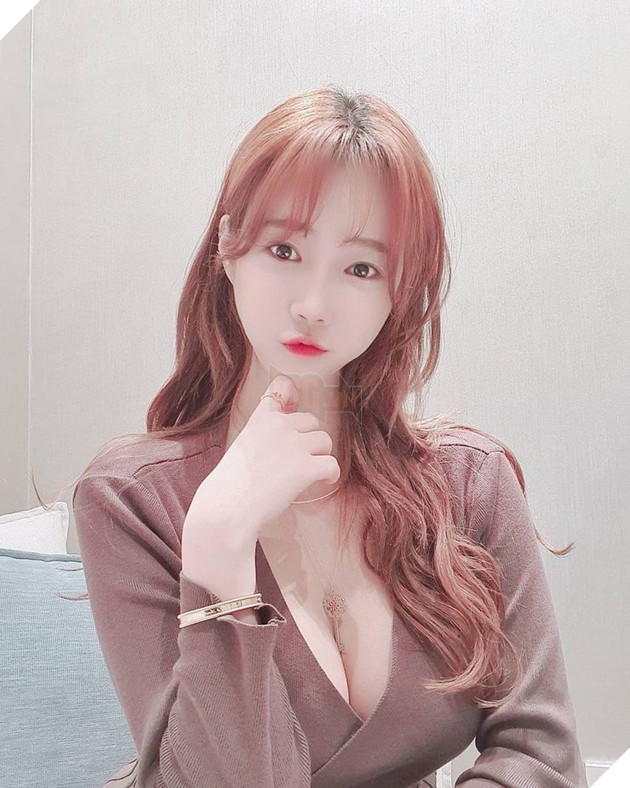 Chỉ với áo hai dây khoe vòng 1 khủng, nữ Streamer Hàn Quốc sexy kiếm hơn 3 tỷ VNĐ  9