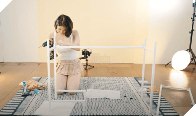 Nữ Youtuber mặc áo Tanktop sexy với đường khoét cổ khiến người xem ngộp thở