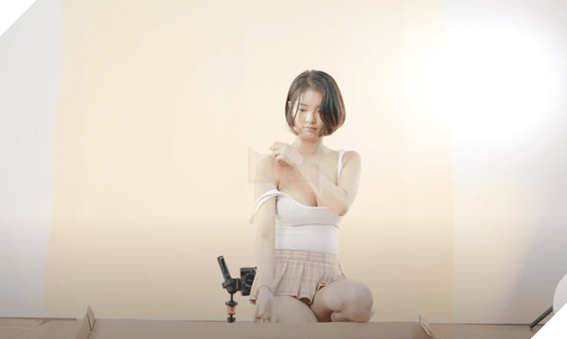 Nữ Youtuber mặc áo Tanktop sexy với đường khoét cổ khiến người xem ngộp thở 2