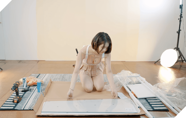 Nữ Youtuber mặc áo Tanktop sexy với đường khoét cổ khiến người xem ngộp thở 6