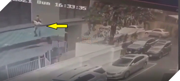  Anh Mạnh bế bé gái, tìm cách xuống dưới (Ảnh: Chụp màn hình)