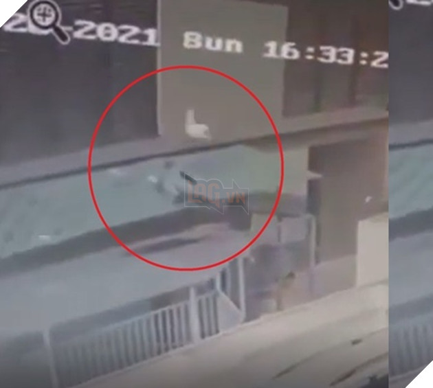 Bé gái bị nẩy lên rồi ngã xuống mái tôn (Ảnh: Chụp màn hình)