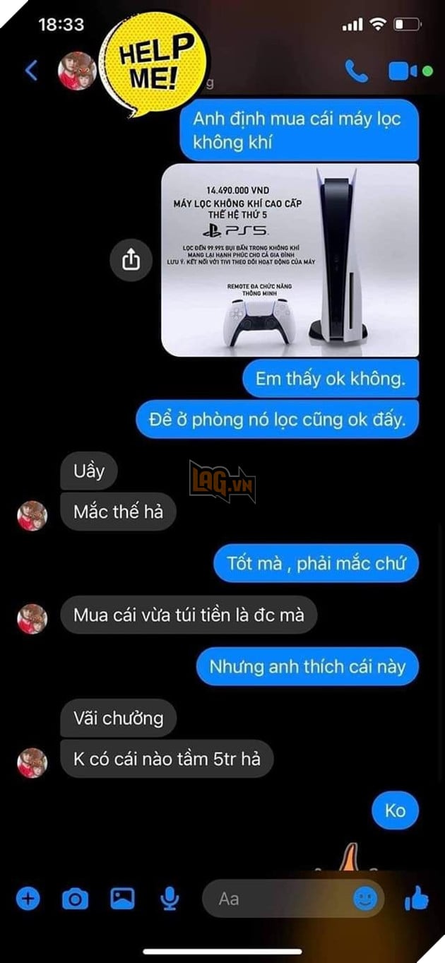 Một thanh niên đang cố gắng thuyết phục vợ mua máy lọc không khí.