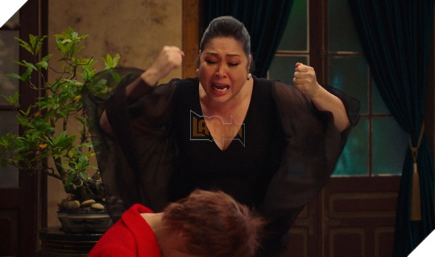 Review Gái già lắm chiêu V: Màu sắc khác biệt, đầy kịch tính của Vũ trụ Gái già 5