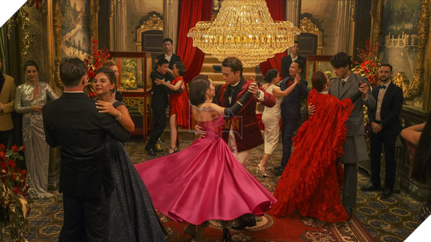 Review Gái già lắm chiêu V: Màu sắc khác biệt, đầy kịch tính của Vũ trụ Gái già 3