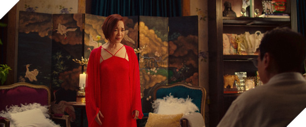 Review Gái già lắm chiêu V: Màu sắc khác biệt, đầy kịch tính của Vũ trụ Gái già 6