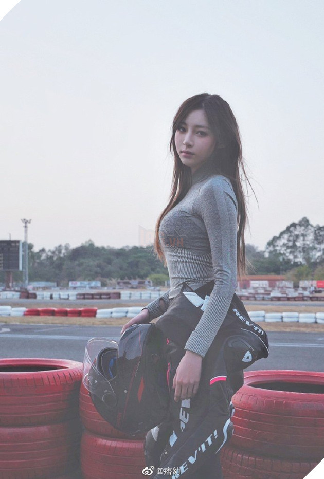 Hot Streamer làm tăng nhiệt độ với bộ sưu tập Moto & thân hình gợi cảm của mình