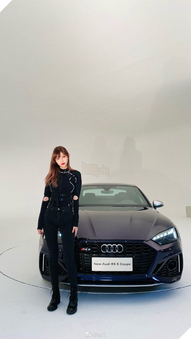 Hot Streamer làm tăng nhiệt độ với bộ sưu tập Moto & thân hình gợi cảm của mình 4