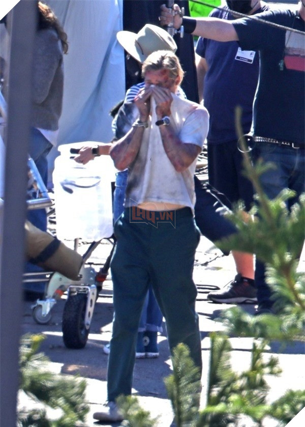 Brad Pitt gây hốt hoảng khi xuất hiện với cơ thể đầy máu trên phim trường Bullet train  2