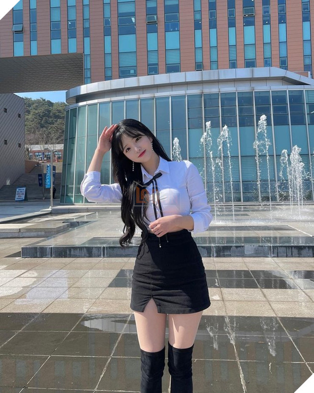 Bức xúc khi bị gắn mác 'trẻ con', nữ Streamer cắt váy khoe body 'người lớn' 11